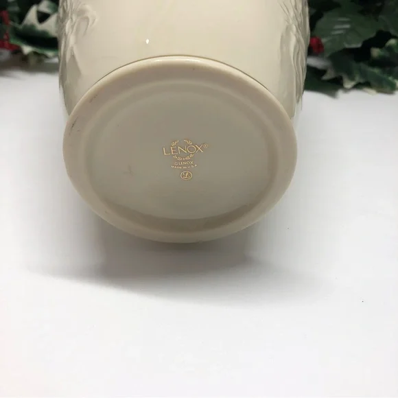Lenox Ivory Porcelain 7.25”H Vase With Embossed Iris Flowers Good Trim EUC USA - Picture 5 of 9